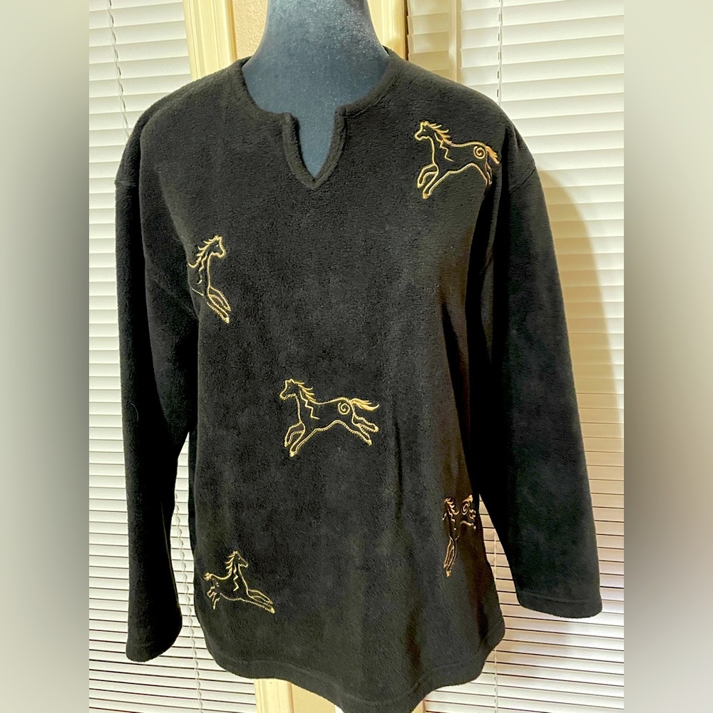 ARCTIC IMAGE, Women’s Size Smalll, Black Pull Over
